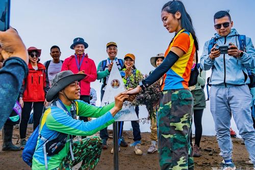 Chàng trai cầu hôn bạn gái trên 'nóc nhà Yên Bái', giữa mùa hoa chi pâu mộng mơ