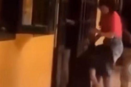 Vụ nữ sinh Hà Nội quỳ khóc trước cửa lớp, không kỷ luật học sinh quay clip