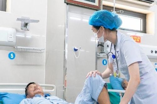 Đang ăn cơm trưa bỗng lả dần, liệt nửa người ngay lập tức