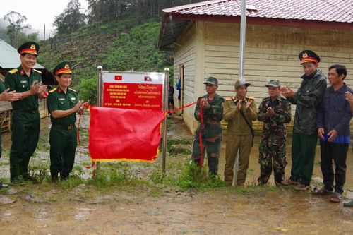 Tặng công trình chiếu sáng bằng năng lượng mặt trời cho nhân dân Lào
