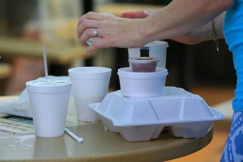Đồ nhựa dùng một lần: 'Tiện' nhưng không 'lợi', có thể gây vô sinh, ung thư