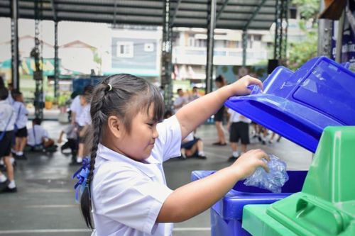 Dạy trẻ bảo vệ môi trường từ việc phân loại rác tại gia đình