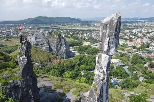 Di tích Hòn Vọng Phu có nguy cơ đổ sụp do bị sét đánh