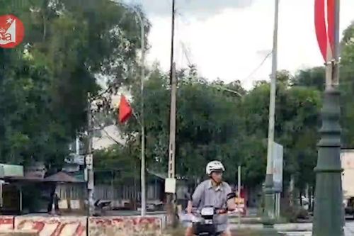 Ngang nhiên dời trụ bê tông, xé rào chắn để qua đường ở thành phố Vinh