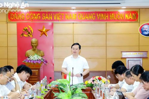 Chủ tịch UBND tỉnh Nghệ An Nguyễn Đức Trung làm việc với Ban Dân tộc tỉnh