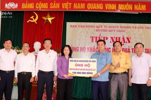 Huyện Yên Thành trao 100 triệu đồng hỗ trợ huyện Quỳ Châu khắc phục thiên tai lũ lụt