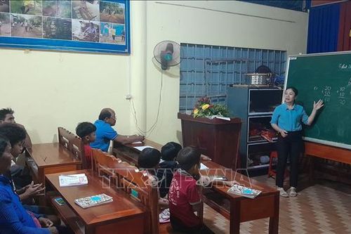 Niềm vui đi tìm 'con chữ' của đồng bào thiểu số nghèo