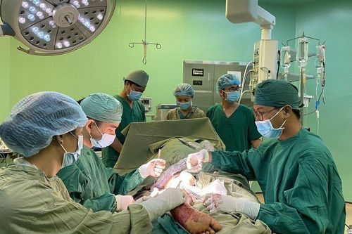 Gần 5 giờ mổ cấp cứu cẳng chân cho người phụ nữ bị tai nạn giao thông