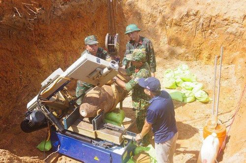 Xử lý quả bom hơn 300kg còn nguyên ngòi nổ ở Quảng Bình