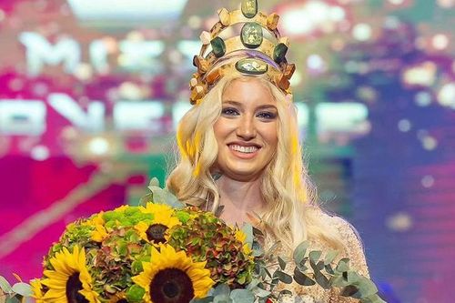 Người đẹp 19 tuổi đội vương miện bằng gỗ khi đăng quang hoa hậu