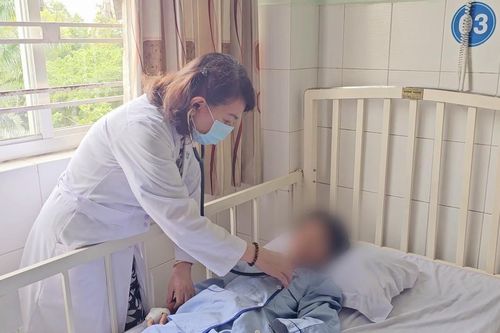 Phẫu thuật thành công bé gái 9 tuổi có nhiều viên sỏi túi mật