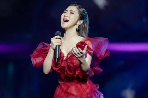 Hương Tràm ngại ngùng khi hát lại ca khúc gần 10 năm trước: Chuyện gì đây?
