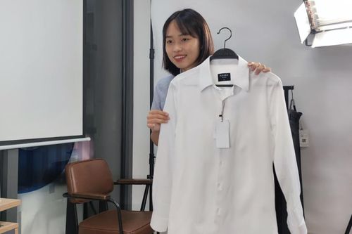 Từ livestream bán hàng, cựu sinh viên Ngoại Thương làm Quản lý ở tuổi 24