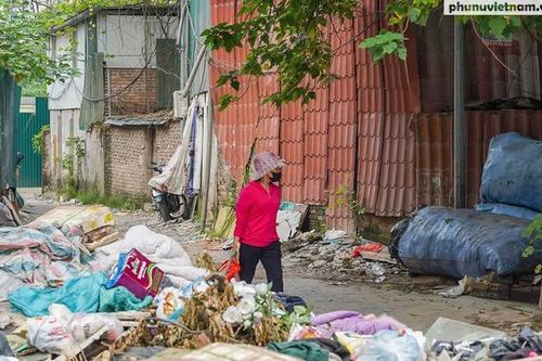 Cầu Giấy, Hà Nội: Bãi rác tự phát 10 năm trong khu dân cư