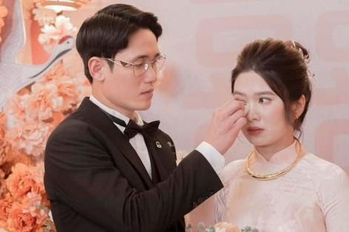 'Nam thần' U23 Việt Nam dịu dàng lau nước mắt cho vợ trong ngày ăn hỏi