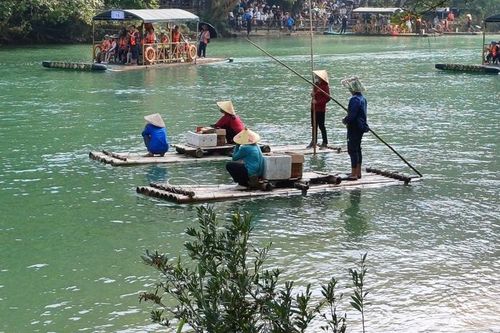 Những phụ nữ mưu sinh bên thác Bản Giốc