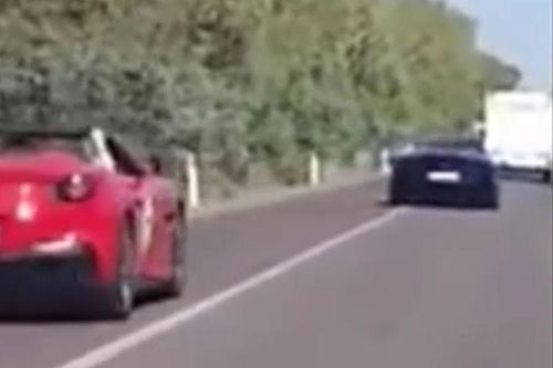 'Siêu xe' Ferrari va chạm với Lamborghini rồi húc xe tải lật ngửa trên đường
