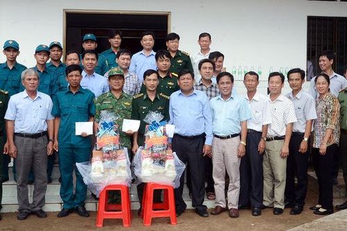 Lãnh đạo huyện An Phú tặng quà các đồn biên phòng và chốt dân quân trên tuyến biên giới