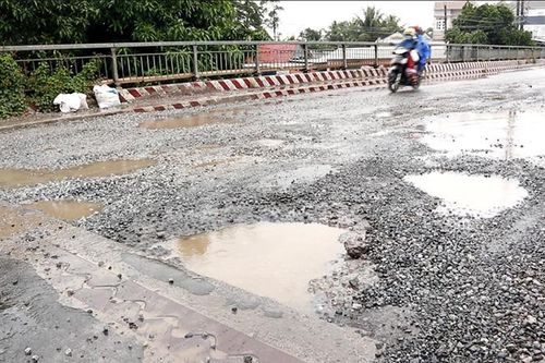 Mặt cầu hư hỏng, nguy cơ tai nạn giao thông