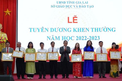 Sở GD-ĐT Gia Lai chỉ đạo tránh tình trạng khen thưởng tràn lan