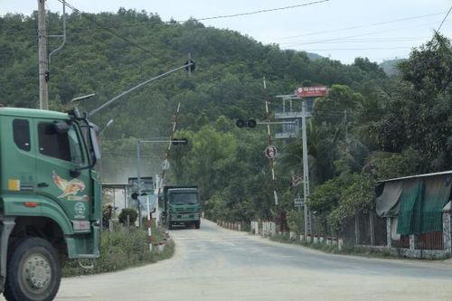 Tỉnh lộ 7 và Tỉnh lộ Xuân Sơn bị hỏng do xe chở vật liệu: Yêu cầu khẩn trương khắc phục