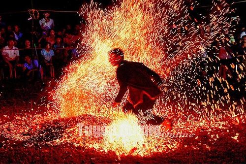 Kỳ bí màn nhảy lửa của dân tộc Dao đỏ