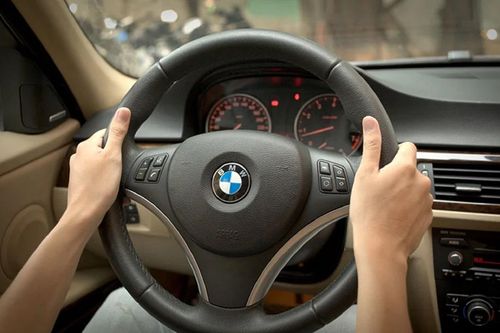 Cách cầm vô lăng trong quá trình điều khiển xe