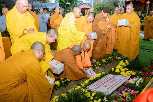 Quảng Nam: Đặt đá xây dựng đại hùng bảo điện chùa Hồng Ân (TX.Điện Bàn)