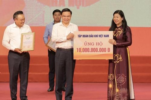 Tập đoàn Dầu khí Việt Nam trao ủng hộ 10 tỷ đồng cho Quỹ 'Vì người nghèo' thành phố Hà Nội