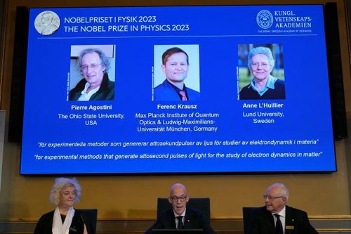 Giải Nobel Vật lý 2023 trao cho 3 nhà khoa học khai phá bí mật phân tử