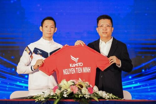 Tay vợt Nguyễn Tiến Minh chắp cánh ước mơ chơi cầu cho trẻ em Việt Nam