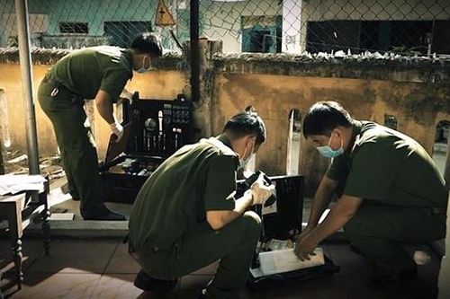 Lá thư hé lộ nguyên nhân hai bố con tử vong trong tư thế thắt cổ