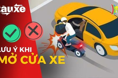 Mở cửa ô tô đúng cách, tránh gây tai nạn