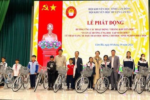 Lâm Đồng: Trao 20 xe đạp và 98 suất học bổng tặng học sinh hoàn cảnh đặc biệt khó khăn