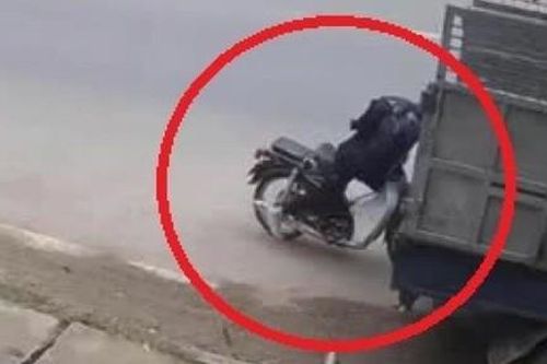 Thanh niên mải mê xem điện thoại khi chạy xe máy, tông thẳng vào đuôi ôtô