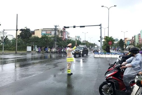 Hiệu lệnh của CSGT trái với biển báo thì đi thế nào?