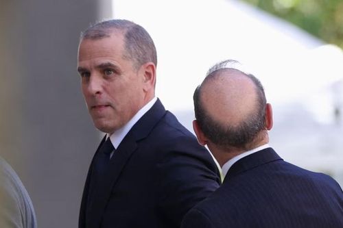 Chuyện nước Mỹ: Con trai ông Biden phủ nhận tội trước tòa, ông Trump bị cấm nói