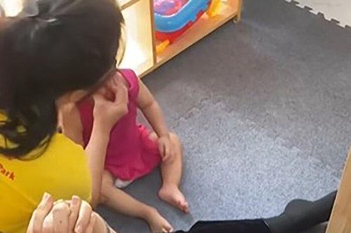 Đóng cửa cơ sở mầm non có giáo viên dúi đầu, bóp miệng bé 14 tháng tuổi