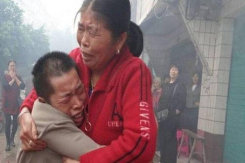 Bị bắt cóc lúc 6 tuổi, người đàn ông khóc nấc khi ăn món mẹ nấu sau 37 năm