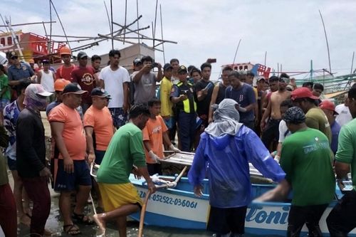 Bị tàu lạ đâm gần bãi cạn Scarborough, 3 ngư dân Philippines thiệt mạng