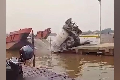 Vượt đường dốc bất thành, xe trộn bê tông rơi xuống sông
