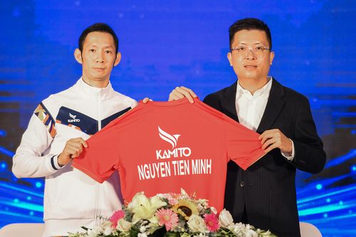 Nguyễn Tiến Minh tiếp lửa đam mê cầu lông cho trẻ em