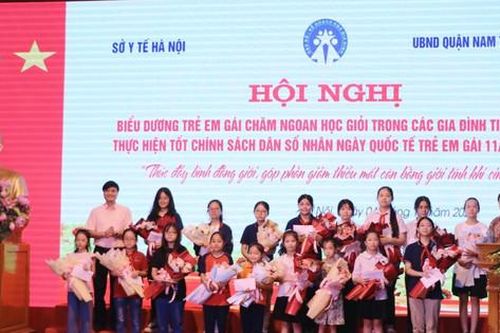 Biểu dương 100 bé gái trong các gia đình thực hiện tốt chính sách dân số