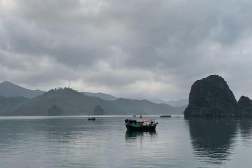 Lật thuyền đánh cá trên vịnh Hạ Long, hai vợ chồng tử nạn