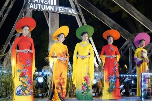 NTK Thu Hà gửi gắm thông điệp 'hãy sống như những đóa hoa' trong BST Suối hoa thu