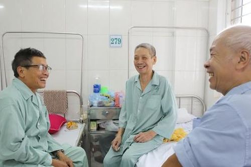 Vỏ thuốc nằm gọn trong khí quản chỉ vì bệnh nhân quên