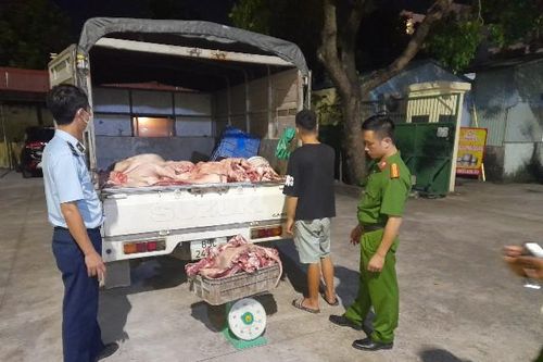 Ngăn chặn kịp thời gần 1,4 tấn thịt lợn ôi thiu đang trên đường tiêu thụ