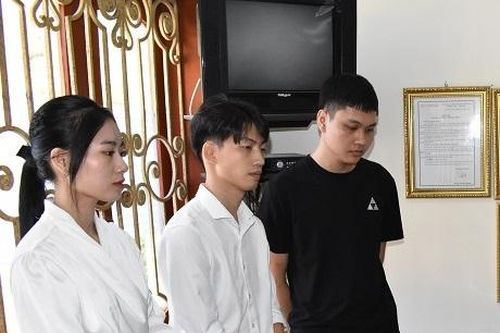 Dụ dỗ người dân làm thẻ ngân hàng rồi bán lại giá 500.000 đồng