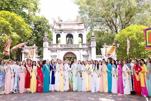 Thí sinh Miss Grand International tham quan đền Ngọc Sơn, Văn miếu Quốc Tử Giám