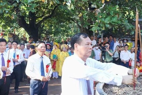 Nam Định: Dâng hương tưởng niệm Anh hùng dân tộc Trần Hưng Đạo, cố Tổng Bí thư Trường Chinh